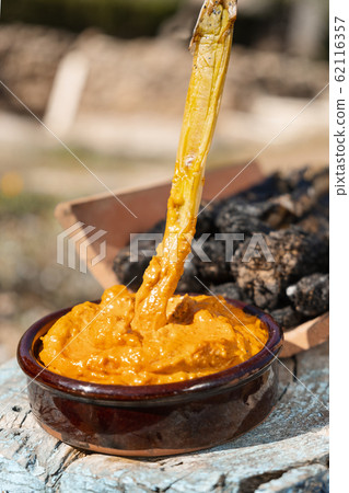 calcots, sweet onions typical of Catalonia, Spain calcots, sweet onions typical of Catalonia, Spain 62116357