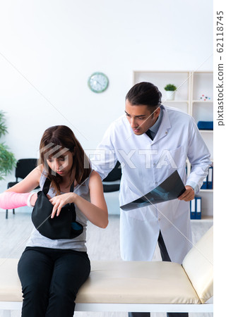 Young woman visiting male doctor traumatologist Young woman visiting male doctor traumatologist 62118745