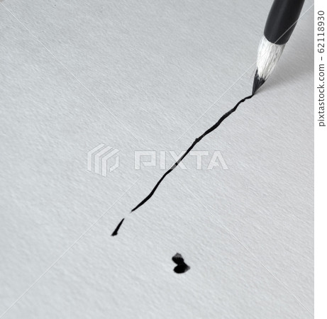 The line is drawn using black ink and a brush for 62118930