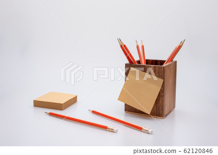 粘滯便箋,筆筒和鉛筆 粘滯便箋,筆筒和鉛筆 62120846