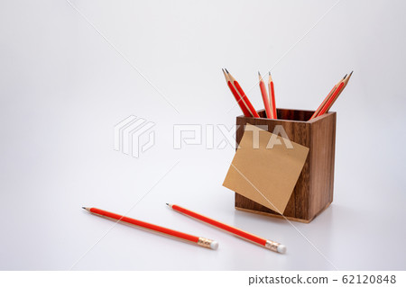 粘滯便箋,筆筒和鉛筆 粘滯便箋,筆筒和鉛筆 62120848