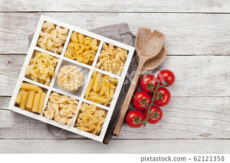 Various pasta in wooden box 62121358