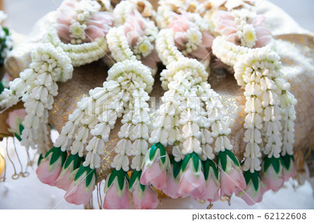 Fresh flower garland in metal tray on reception desk 62122608