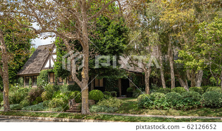 streets and homes in wealthy neighborhoods large cities america 62126652