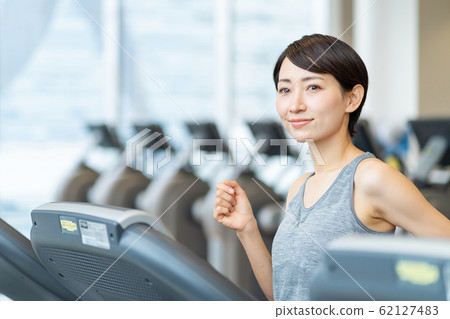 體育館中年婦女體育俱樂部肌肉訓練訓練圖像 62127483
