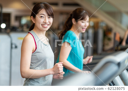 體育館跑步機肌肉訓練體育俱樂部 62128075