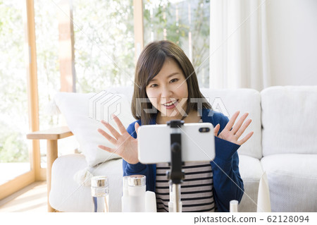 女性YouTuber介紹化妝品 62128094