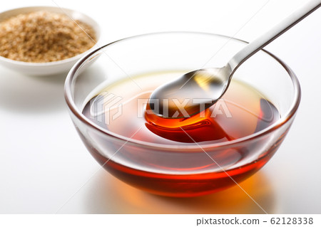 在白色背景上的麻油 在白色背景上的麻油 62128338