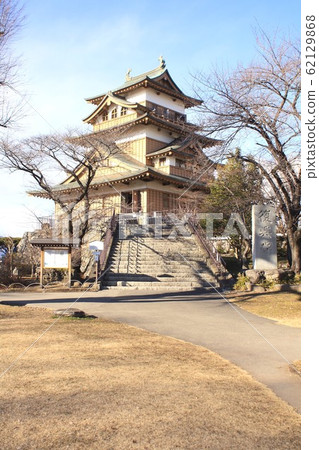 信州``Su訪水上城''高島城的重建城堡塔和高島城公園的長廊 62129868