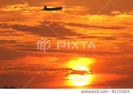 海上自衛隊的P-3C Orion巡邏機在落日的天空中飛行，整個天空染成紅色 62131855