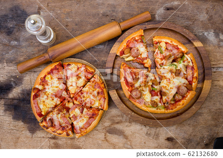 ham, mushroom and olive pizza, Top view of pizza 62132680