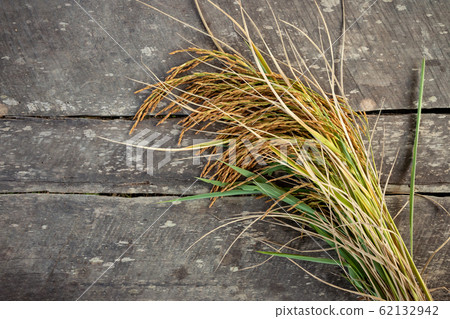 Top view, Rice on the old wooden floor Top view, Rice on the old wooden floor 62132942