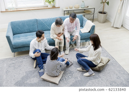 3代家庭在客廳裡玩剪刀石頭布家庭形象 62133840