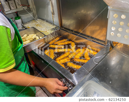 Chef frying banana cue in hot oil at restaurant kitchen Chef frying banana cue in hot oil at restaurant kitchen 62134250