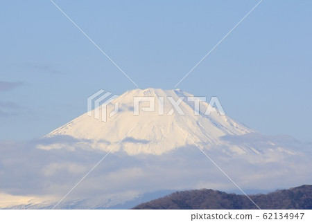冬季從神奈川縣平塚市看的富士山,白雪皚皚的聖山 冬季從神奈川縣平塚市看的富士山,白雪皚皚的聖山 62134947