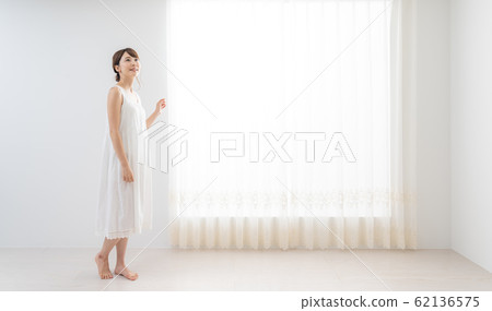 Women white dress 62136575