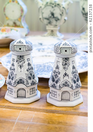 Pottery workpieces of Delftware 62137138