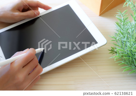 操作平板電腦 62138621