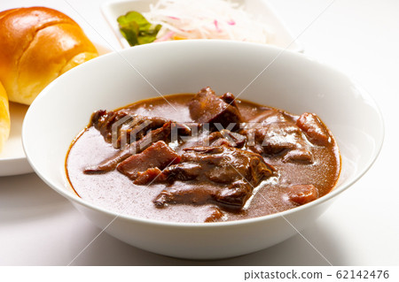 牛舌燉。設置菜單用麵包卷沙拉。 (白板,白色背景) 牛舌燉。設置菜單用麵包卷沙拉。 (白板,白色背景) 62142476