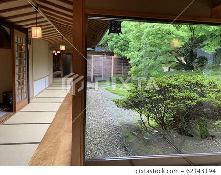 旅館走廊上的庭院 62143194