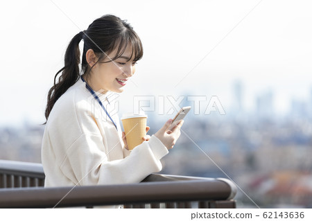 操作智能手機的女人：喝咖啡休息時間的女商人形象 62143636