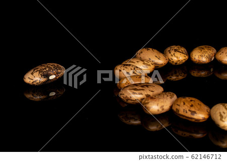 Pinto brown bean isolated on black glass Pinto brown bean isolated on black glass 62146712