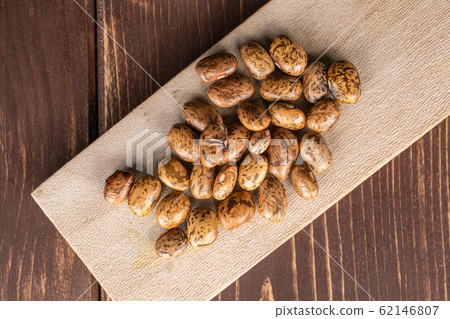 Pinto brown bean on brown wood Pinto brown bean on brown wood 62146807