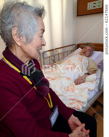 Married couple in hospital room (2) 62147666