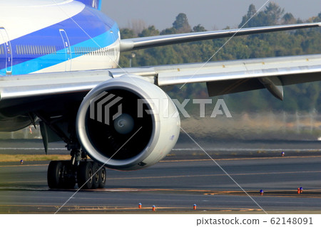 Landing passenger plane Landing passenger plane 62148091