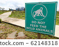 green sign telling to not feed wild animals 62148318