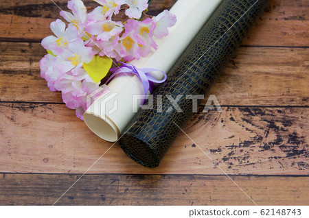 文憑和花 人造花 照片素材 圖片 圖庫