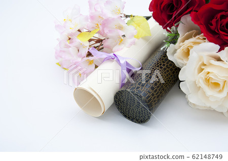 文憑和花 人造花 照片素材 圖片 圖庫