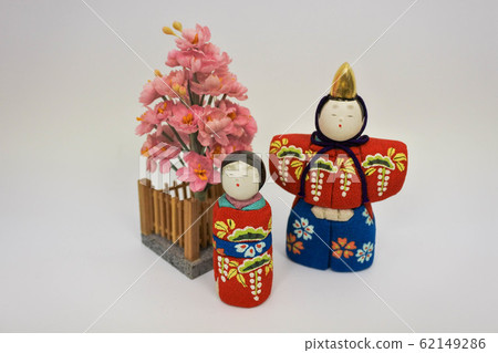 It is an old doll with a wood grain and a standing chick. It is an old doll with a wood grain and a standing chick. 62149286