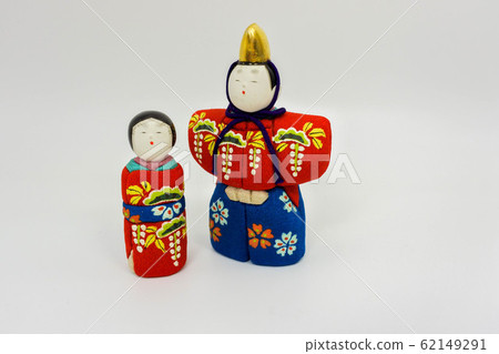 It is an old standing chick, a doll with wood grain. 62149291