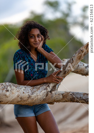 在沙灘上拍攝外景 在沙灘上拍攝外景 62156613