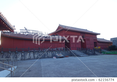 Shuri Castle: a building partially destroyed by fire 62156774