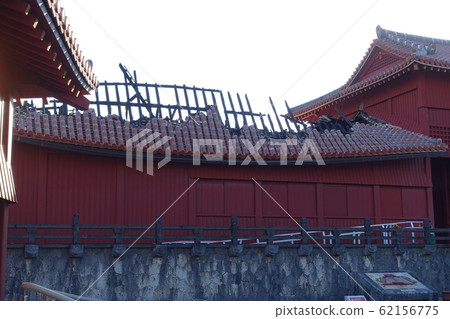 Shuri Castle: a building partially destroyed by fire 62156775