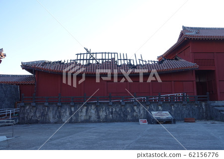 Shuri Castle: a building partially destroyed by fire 62156776