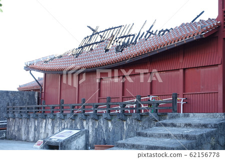 Shuri Castle: a building partially destroyed by fire 62156778