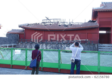 Shurijo Castle Bonjinmon: Buildings and tourists partially destroyed by fire 62156780