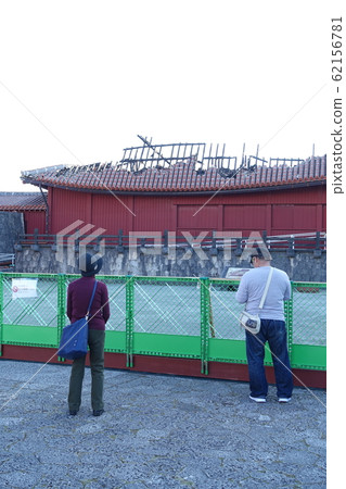 Shurijo Castle Bonjinmon: Buildings and tourists partially destroyed by fire 62156781