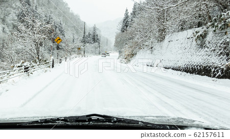 駕駛雪路 駕駛雪路 62157611