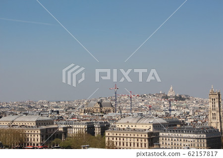 Overlooking the sunny Sacre Coeur 62157817