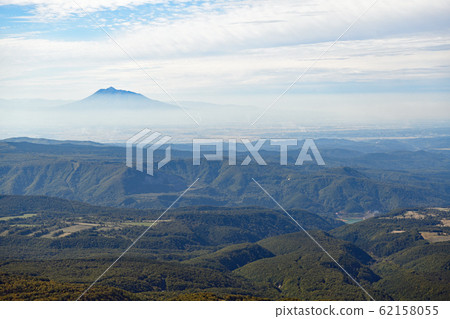 Hakkoda mountain range of autumn leaves Hakkoda mountain range of autumn leaves 62158055