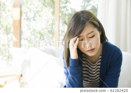 女性不適,頭痛,發燒,頭暈 女性不適,頭痛,發燒,頭暈 62162420