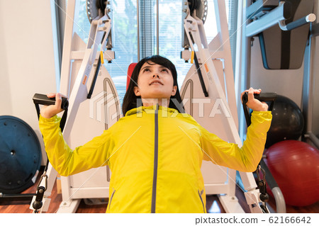 Women exercising at the gym Women exercising at the gym 62166642