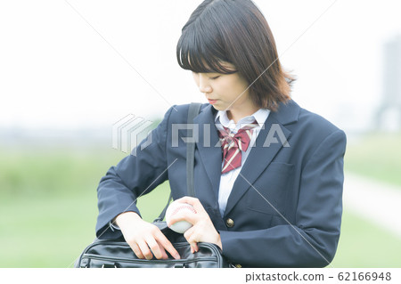 High school girl with an uneasy expression High school girl with an uneasy expression 62166948
