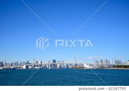 Distant view of Rainbow Bridge and Tokyo skyscrapers 62167793