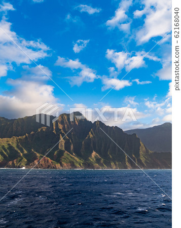 在夏威夷考艾島,納帕利海岸的群峰在藍天的映襯下格外醒目。 在夏威夷考艾島,納帕利海岸的群峰在藍天的映襯下格外醒目。 62168040