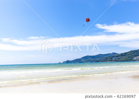 A beach where parasailing can be seen 62169097